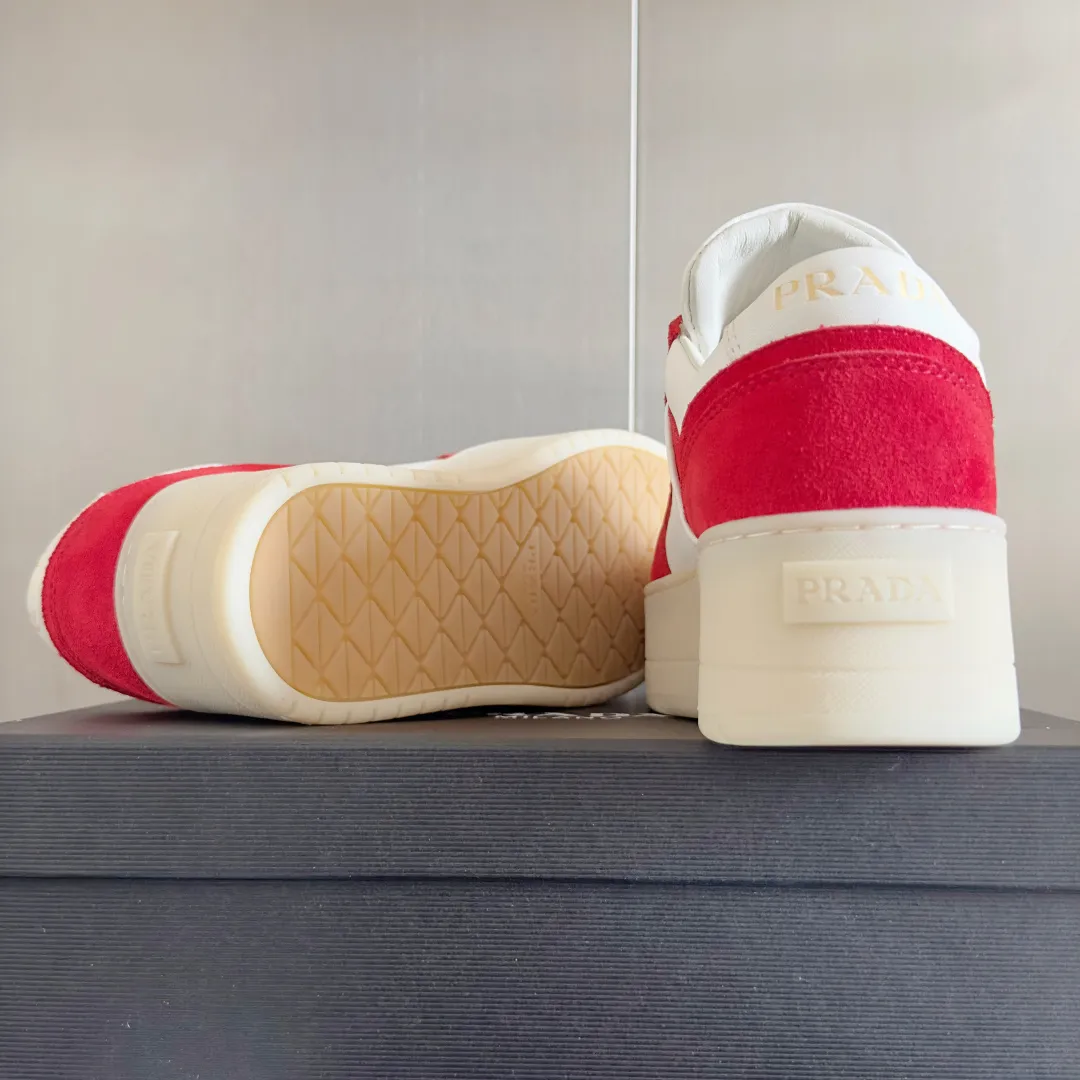 👟👟Ex-factory price 660👟👟 Top version Prada Latest Downtown Bold series Thick sole Platform shoes Triangle logo Casual sneakers White shoes Original purchase and development Production Downtown Bold sneakers are inspired by basketball shoes in the 1980s, with sporty design and exquisite details. Crafted from perforated leather, the statement platform sole provides a unique, modern style. The Prada logo is interpreted from different angles, decorated with the iconic enamel-coated triangular metal logo, highlighting the unique classic style. Exquisite packaging at the delivery counter🛍📦 ▪️Fabric: Original custom imported first-layer cowhide ▪️Inner lining: Original imported soft sheepskin ▪️Outsole: Original molded ultra-light foam material ▪️Sole thickness: 4.5CM ▪️Size: Women's 35-40